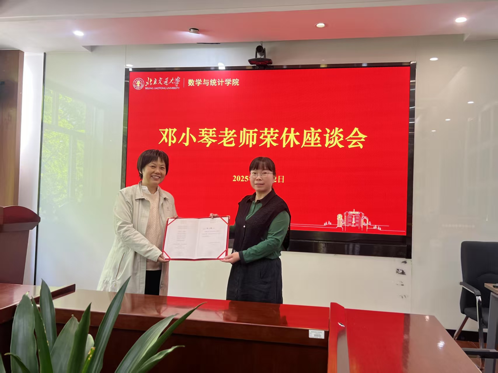 书记颁证书 用.jpg